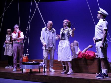 Imagen Atrás  Els Joglars vuelven a salir ovacionados del Teatro Juan Bravo después de una función de 'El Rey que fue' que hizo reír y...
